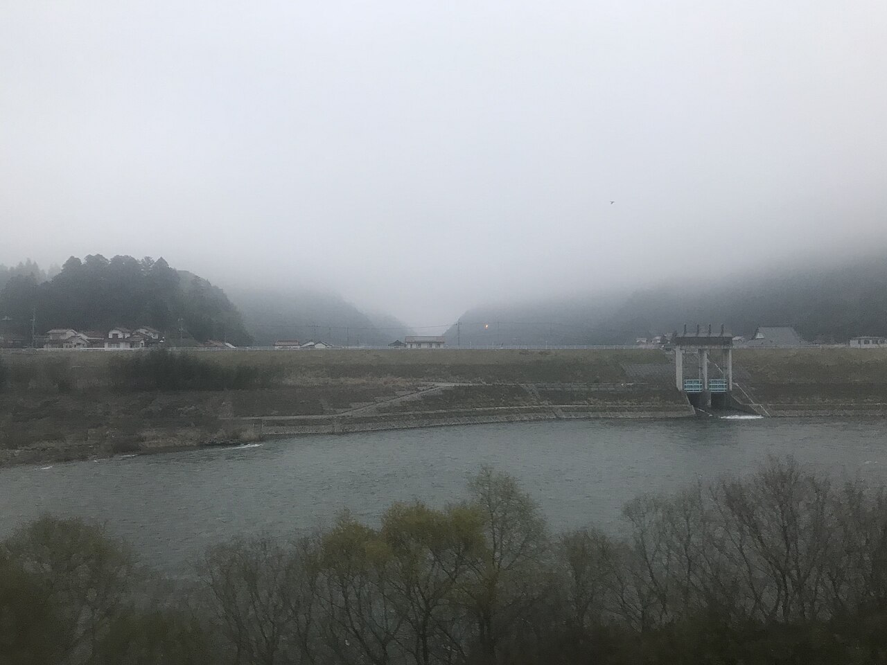 桜江町川戸付近を流れる江の川と朝霧に包まれた山並み